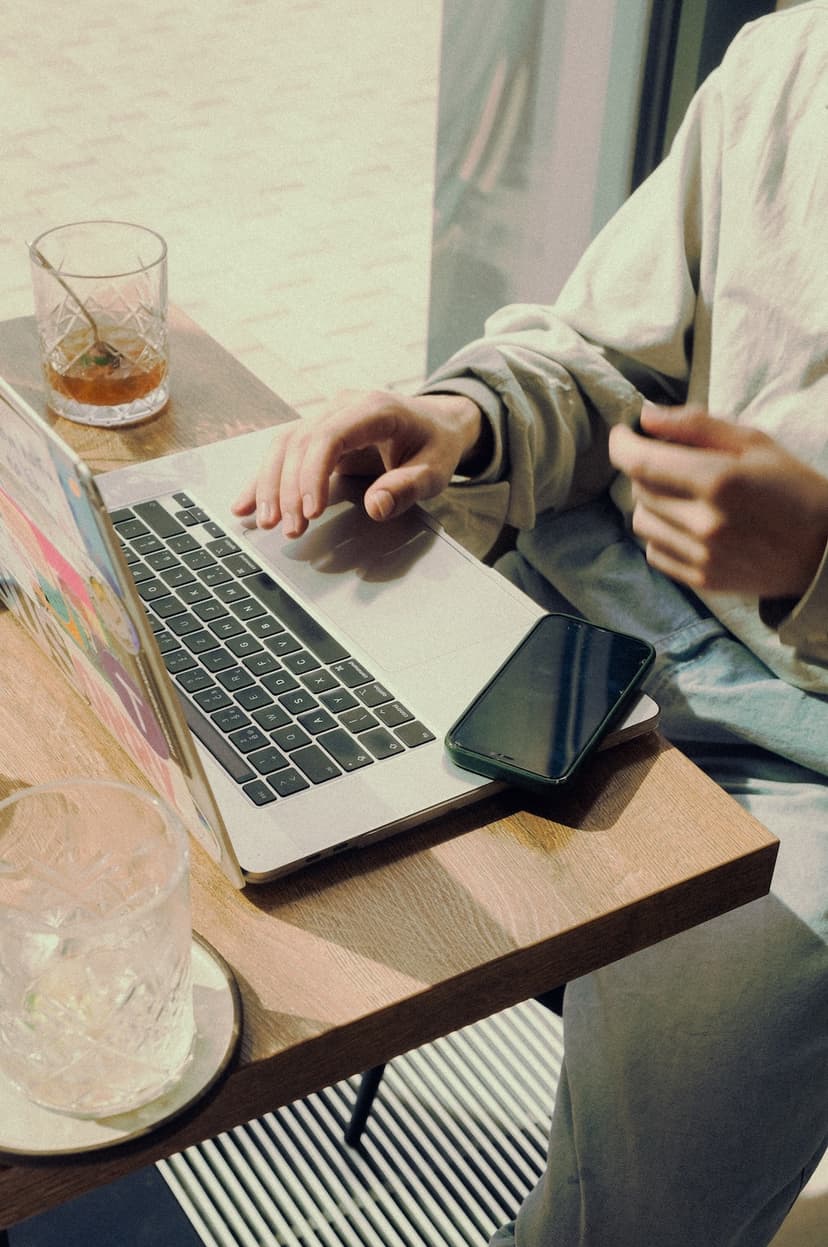 Obrázek pro Víte, co se děje za dveřmi dětského pokoje?